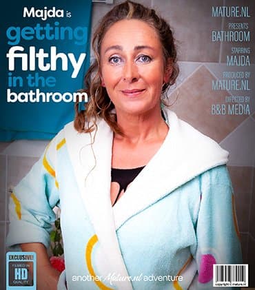 Mature Majda is getting nasty in the bathroom