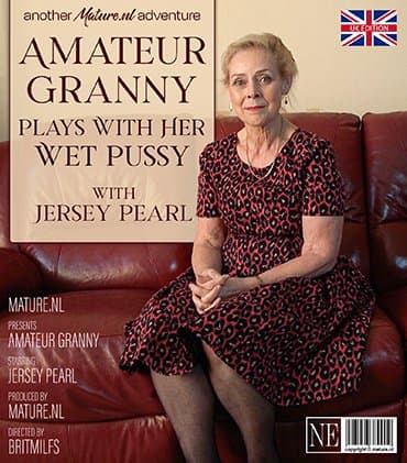 Amateur granny Jersey Pearl plays with her wet pussy on the couch