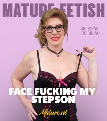 Matuer Ronnie loves to facefuck her 20 year old stepson!