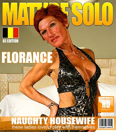 Sexy Belgian mature lady having fun with a banana.