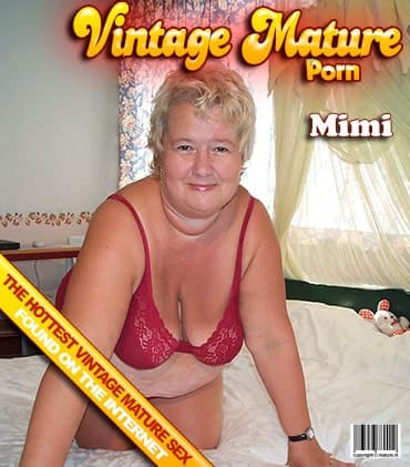 Big blonde lady ridding a cock
