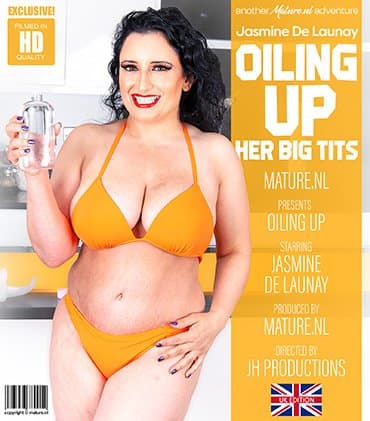 Big breasted Jasmine De Lanunay is oiling up her boobs