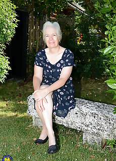 Horny British Mature Lady Playing In The Garden