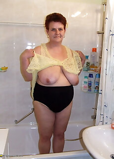 Big Mature Slut Getting Nasty In The Shower