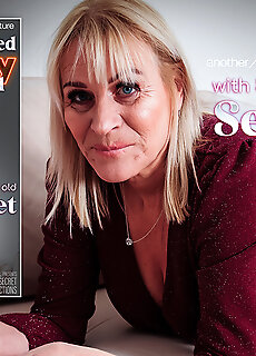 Mature.nl - 59 Year Old British Gilf Secret Loves To Play With Her Shaved Pussy At Home On The Sofa