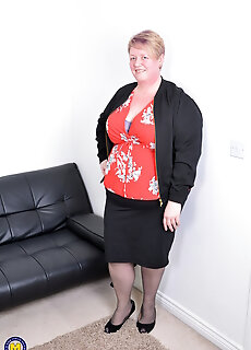 Big British Mature Bbw Playing With Herself
