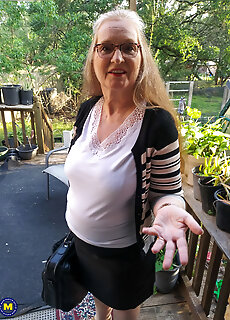 Mature.nl - Maggie Mae Is An American Granny That Loves To Please Her Shaved Pussy