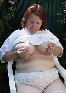 Big Chunky Mature Slut Playing In The Garden