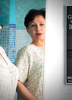 Mature.nl - Modern Grandma Nata Loves To Play With Her Dildo And Her Pussy In The Bathroom