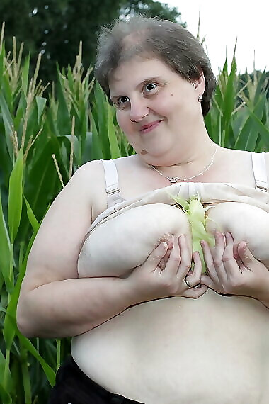 Big Mature Slut Playing In A Corn Field