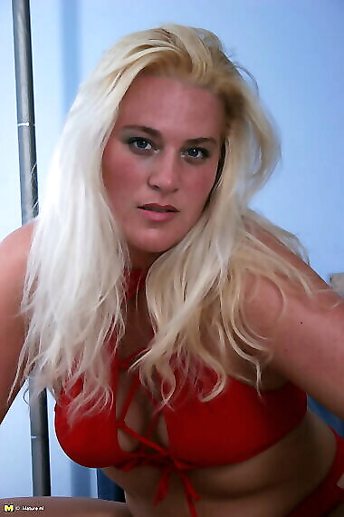 Blonde Housewife And Her Dildo