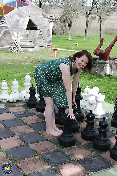 Cute Mature Lady Playing With Her Pink Pussy